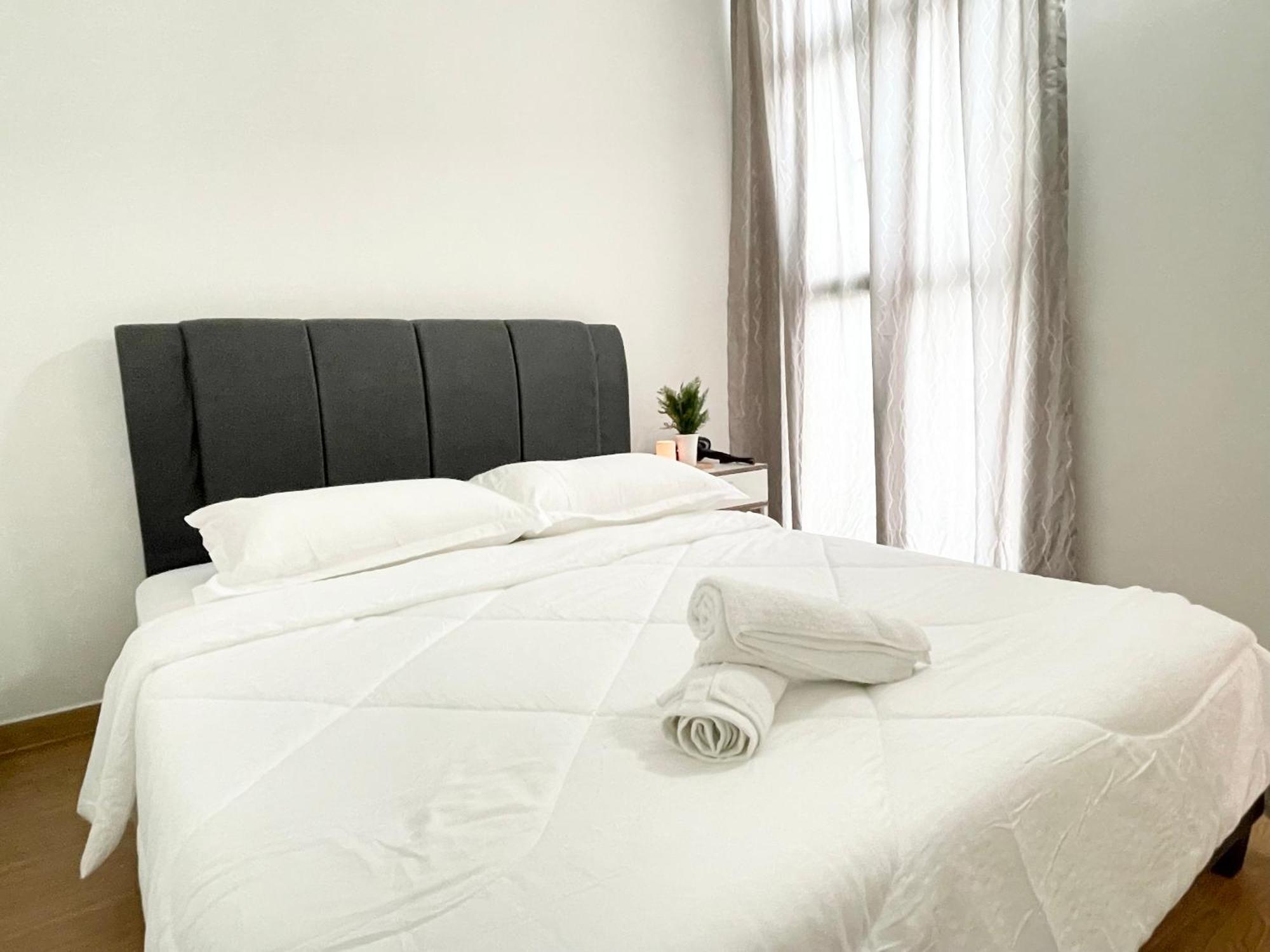 1min To Bukitindah Aeon Skyloft 3br Muji Poolview Johor Bahru