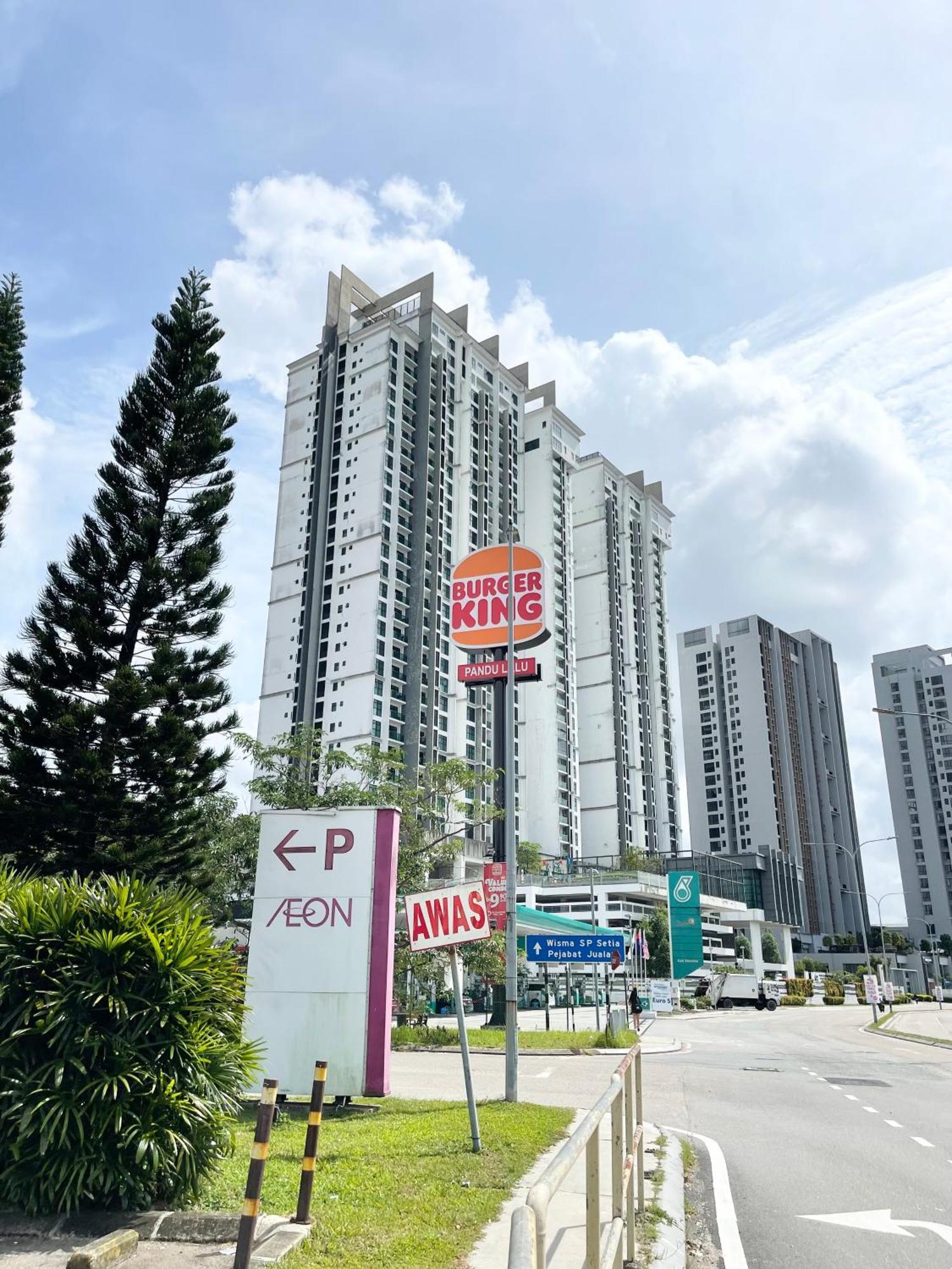 1min To Bukitindah Aeon Skyloft 3br Muji Poolview Johor Bahru