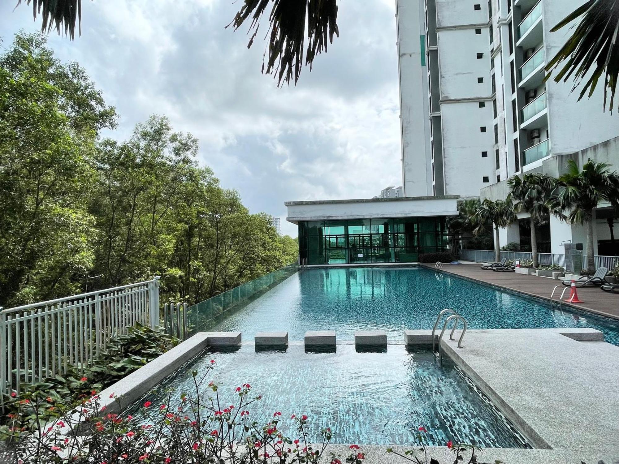 1min To Bukitindah Aeon Skyloft 3br Muji Poolview Johor Bahru